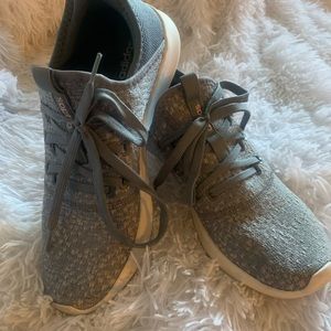 Woman’s grey:pink/white shoes size 9.